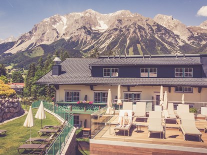 Wellnessurlaub - Sky-Sonnenterrasse mit herrlichem Panoramablick auf die Bergwelt
 - Hotel Annelies