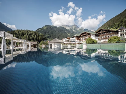 Wellnessurlaub - Dampfbad - Mühlen in Taufers - Pool Ansicht Richtung Hotel & Grünberg - STOCK resort *****s