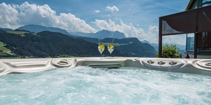Wellnessurlaub - Kräutermassage - La Villa in Badia - Außenwhirlpool - Berglandhotel Untertheimerhof