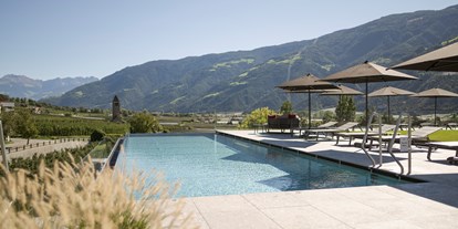 Wellnessurlaub - Pools: Außenpool beheizt - Algund - Meran - Sky-Infinity-Pool 32 °C mit Thermalwasser - Feldhof DolceVita Resort