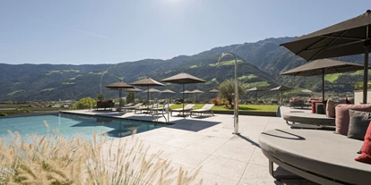 Wellnessurlaub - Pools: Sportbecken - Völs am Schlern - Sky-Infinity-Pool 32 °C mit Thermalwasser - Feldhof DolceVita Resort