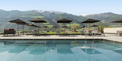 Wellnessurlaub - Wirbelsäulenmassage - St. Leonhard (Trentino-Südtirol) - Sky-Infinity-Pool 32 °C mit Thermalwasser - Feldhof DolceVita Resort