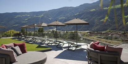 Wellnessurlaub - Rücken-Nacken-Massage - Naturns bei Meran - Sky-Panoramaterrasse im 5. Stock - Feldhof DolceVita Resort