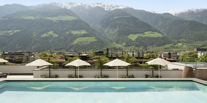 Wellnessurlaub - Pools: Innenpool - Taufers im Münstertal - Solepool 34 °C im Sky-Spa - Feldhof DolceVita Resort
