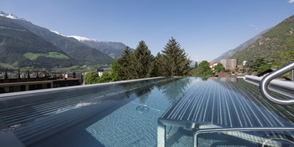 Wellnessurlaub - Rücken-Nacken-Massage - Algund - Meran - Panorama-Whirlpool 34 °C im Sky-Spa - Feldhof DolceVita Resort