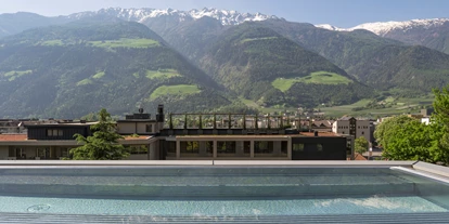 Wellnessurlaub - Pools: Sportbecken - Völs am Schlern - Panorama-Whirlpool 34 °C im Sky-Spa - Feldhof DolceVita Resort