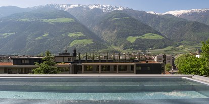 Wellnessurlaub - Hotel-Schwerpunkt: Wellness & Familie - Lana (Trentino-Südtirol) - Panorama-Whirlpool 34 °C im Sky-Spa - Feldhof DolceVita Resort
