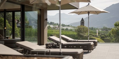 Wellnessurlaub - Wirbelsäulenmassage - St. Leonhard (Trentino-Südtirol) - Panoramaterrasse im Sky-Spa - Feldhof DolceVita Resort