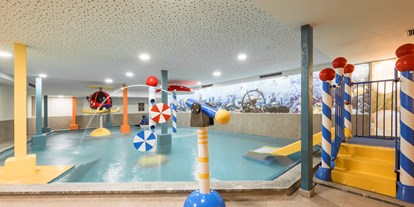 Wellnessurlaub - Pools: Außenpool beheizt - Hafling - Kinder-Erlebnishallenbad 34 °C im Family-Spa - Feldhof DolceVita Resort