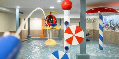 Wellnessurlaub - Pools: Infinity Pool - Südtirol  - Kinder-Erlebnishallenbad 34 °C im Family-Spa - Feldhof DolceVita Resort