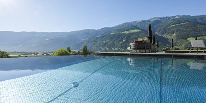 Wellnessurlaub - Infrarotkabine - Völs am Schlern - Sky-Infinity-Pool 32 °C mit Thermalwasser - Feldhof DolceVita Resort