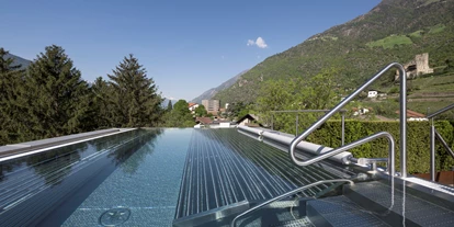Wellnessurlaub - Aerobic - Völs am Schlern - Panorama-Whirlpool 34 °C im Sky-Spa - Feldhof DolceVita Resort