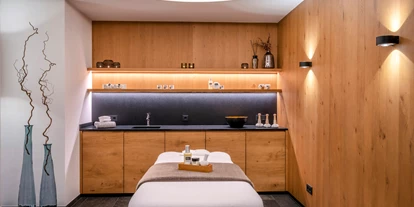 Wellnessurlaub - Lymphdrainagen Massage - Rehmen - Massageraum im Hotel Auenhof in Lech - Hotel Auenhof