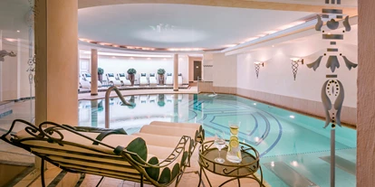Wellnessurlaub - Bettgrößen: King Size Bett - Rehmen - Indoor Pool im Hotel Auenhof in Lech - Hotel Auenhof