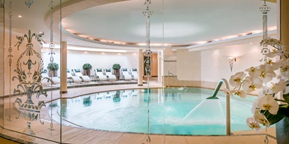 Wellnessurlaub - Bettgrößen: King Size Bett - Rehmen - Erlebnisschwimmbad im Hotel Auenhof in Lech - Hotel Auenhof