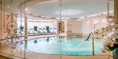 Wellnessurlaub - Bettgrößen: King Size Bett - Samnaun Dorf - Erlebnisschwimmbad im Hotel Auenhof in Lech - Hotel Auenhof