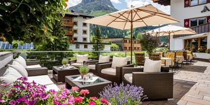 Wellnessurlaub - Hotel-Schwerpunkt: Wellness & Skifahren - Damüls - Sonnenterrasse im Hotel Auenhof in Lech - Hotel Auenhof