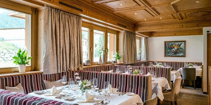 Wellnessurlaub - Bettgrößen: King Size Bett - Rehmen - Restaurant im Hotel Auenhof in Lech - Hotel Auenhof