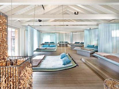 Wellnessurlaub - Hotelbar - Bartholomäberg - Samtige Betten, Meeresrauschen und ein sich wechselndes Farbenspiel bilden den Rahmen für einen Rückzugsort im Snoezelen-Ruheraum.  - GAMS zu zweit