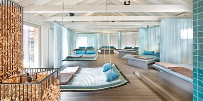 Wellnessurlaub - Adults only - Oberstdorf - Samtige Betten, Meeresrauschen und ein sich wechselndes Farbenspiel bilden den Rahmen für einen Rückzugsort im Snoezelen-Ruheraum.  - GAMS zu zweit