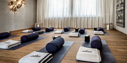 Wellnessurlaub - Rücken-Nacken-Massage - St. Moritz - Yogaraum - Tschuggen Grand Hotel