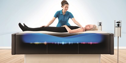 Wellnessurlaub - Bettgrößen: King Size Bett - Hessen - Wavebalance Massage Behandlung - MeerSpa Wellness. Wo Wellness tiefer wirkt. Kanadisches Blockhaus