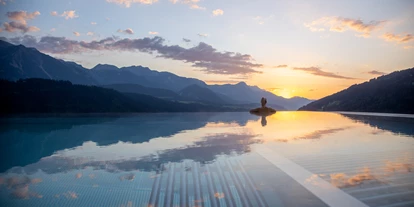 Wellnessurlaub - Wirbelsäulenmassage - Strobl - Infinity Pool bei Sonnenaufgang im Schütterhof - Hotel Schütterhof in Schladming