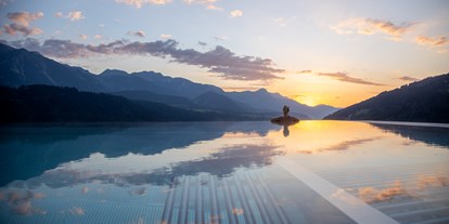 Wellnessurlaub - Pools: Infinity Pool - Ramsau (Bad Goisern am Hallstättersee) - Infinity Pool bei Sonnenaufgang im Schütterhof - Hotel Schütterhof in Schladming