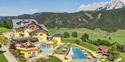 Wellnessurlaub - Bettgrößen: Doppelbett - Bad Aussee - Hotel Schütterhof Außenansicht im Sommer - Hotel Schütterhof in Schladming