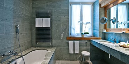 Wellnessurlaub - Langschläferfrühstück - Engadin - Badezimmer aus Engadiner Granit und Marmor - Parkhotel Margna