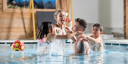 Wellnessurlaub - Fußreflexzonenmassage - Telfes im Stubai - Family Indoor Pool - Active Family Spa Resort Stroblhof