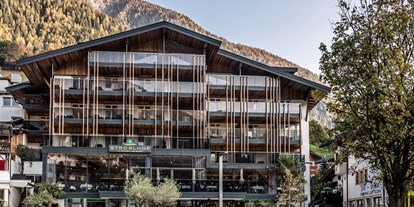 Wellnessurlaub - Hotel-Schwerpunkt: Wellness & Romantik - Südtirol  - Aussenansicht - Active Family Spa Resort Stroblhof