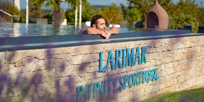 Wellnessurlaub - Kräutermassage - Lohngraben - Infinitypool im Larimar Wellnessparadies - Hotel Larimar