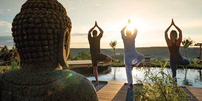 Wellnessurlaub - Ganzkörpermassage - PLZ 8225 (Österreich) - Yoga mit dem indischen Yogi am Koiteich im Larimar Gartenparadies - Hotel Larimar