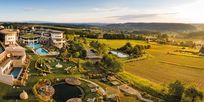 Wellnessurlaub - Kräutermassage - Bad Gleichenberg - 30.000 m² Resortfläche bieten viel Raum für Ruhe und Entspannung - Hotel Larimar
