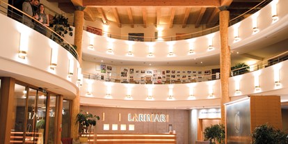 Wellnessurlaub - Meridian Bürstenmassage - Bad Waltersdorf - Larimar Lobby - Hotel Larimar