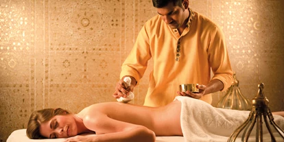 Wellnessurlaub - Kräutermassage - Sicheldorf - Ayurveda mit Spezialisten aus Indien im Larimar Premium-Spa - Hotel Larimar