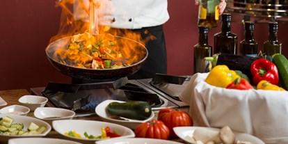 Wellnessurlaub - Bettgrößen: Doppelbett - Graz - Kochen auf offener Flamme im Restaurant im Hotel Larimar - Hotel Larimar