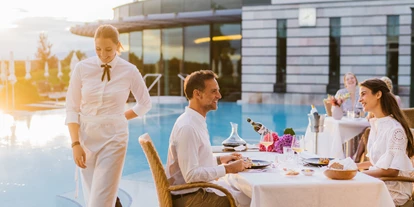 Wellnessurlaub - Golf - Fünfing bei Sankt Ruprecht an der Raab - Abendessen auf der Terrasse - Hotel Reiters Supreme