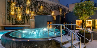Wellnessurlaub - Pools: Infinity Pool - Österreich - Saunalandschaft öffentliche Therme - St. Martins Therme & Lodge