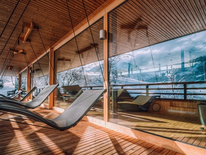 Wellnessurlaub - Finnische Sauna - Füssen - Schwebeliegen im Winter - Das Naturhotel Chesa Valisa****s