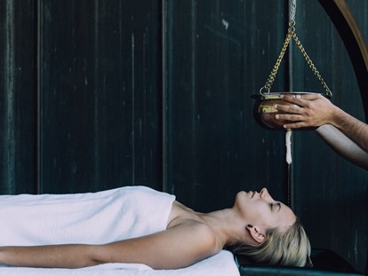 Wellnessurlaub - Rücken-Nacken-Massage - Mellau - Ölguss bei Ayurvedabehandlung - Das Naturhotel Chesa Valisa****s