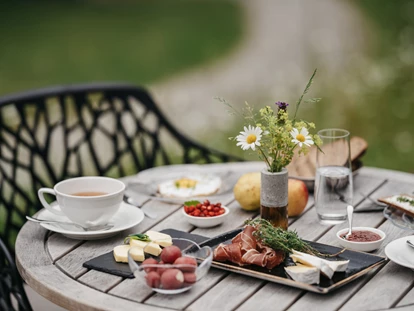 Wellnessurlaub - Restaurant - Argenbühl - Frühstück auf der Sonnenterrasse - Das Naturhotel Chesa Valisa****s