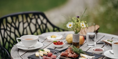 Wellnessurlaub - Peeling - PLZ 6763 (Österreich) - Frühstück auf der Sonnenterrasse - Das Naturhotel Chesa Valisa****s