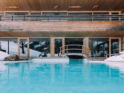 Wellnessurlaub - Pools: Außenpool beheizt - Balderschwang Schlipfhalden - Pool im Winter - Das Naturhotel Chesa Valisa****s