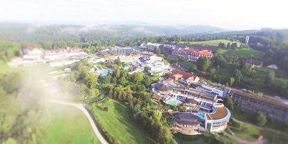Wellnessurlaub - Pools: Außenpool beheizt - Thermenland Steiermark - Thermenresort Loipersdorf, Luftaufnahme - Thermenhotel Vier Jahreszeiten Loipersdorf