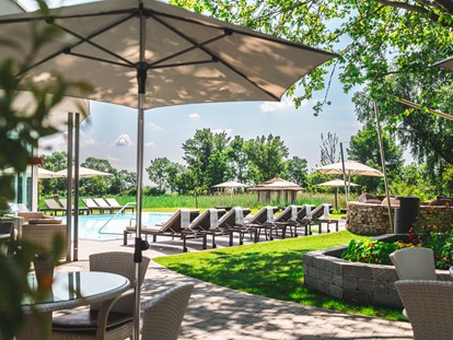 Wellnessurlaub - Hotel-Schwerpunkt: Wellness & Romantik - Outdoor-Pool angrenzend zum Wellness-Bistro - VILA VITA Pannonia