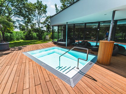 Wellnessurlaub - Lichtenwörth - Relax-Outdoor-Pool im Wellness- und Saunaparc - VILA VITA Pannonia
