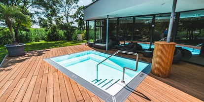 Wellnessurlaub - Umgebungsschwerpunkt: See - Relax-Outdoor-Pool im Wellness- und Saunaparc - VILA VITA Pannonia