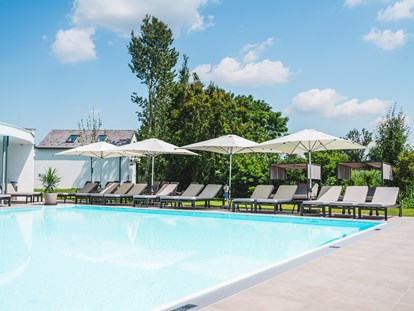 Wellnessurlaub - Outdoor-Pool von Innen begehbar - VILA VITA Pannonia